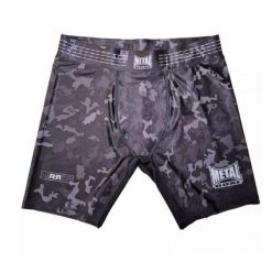 Szorty kompresyjne Metal Boxe Mirror. Czarne szorty METAL BOXE, bez wzorów, sportowe. W wyprzedaży za 115.50 zł.