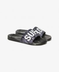 Superdry Camo Pool Sliders - klapki z wyściełanym paskiem – Dark Grey Tiger Camo. Szare klapki Superdry, z nylonu. Za 174.20 zł.