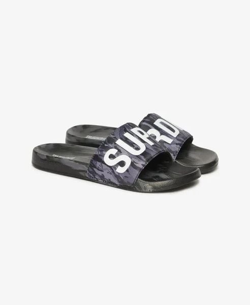 Superdry Camo Pool Sliders - klapki z wyściełanym paskiem – Dark Grey Tiger Camo. Szare klapki Superdry, z nylonu. Za 174.20 zł.