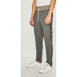G-Star Raw - Spodnie. Szare spodnie materiałowe G-Star Raw, na co dzień, m, bez wzorów, z bawełny, casualowe. W wyprzedaży za 219.90 zł.