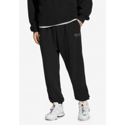 Spodnie dresowe męskie Prosto Football. Czarne szorty Prosto., m, bez wzorów, z dresówki. W wyprzedaży za 161.99 zł.