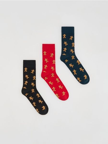 3 pack skarpet ze świątecznym motywem - czerwony. Czerwone skarpety Reserved, bez wzorów. Za 39.99 zł.