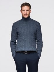 Męski sweter golf z warkoczowym splotem – granatowy V3. Niebieskie golfy Ombre Clothing, m, bez wzorów, z bawełny, bez ramiączek. W wyprzedaży za 110.49 zł.