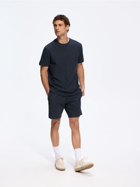 Dresowe szorty regular fit - ciemnoszary. Szare krótkie spodenki sportowe Reserved, l, bez wzorów, z bawełny. Za 89.99 zł.