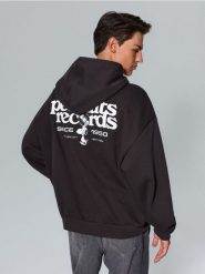 Dresowa bluza hoodie z nadrukiem na plecach Snoopy - szary. Szare bluzy bez kaptura Sinsay, l, bez wzorów, z dresówki, bez kaptura. Za 79.99 zł.