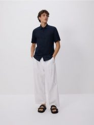 Lniana koszula slim fit - granatowy. Niebieskie koszule Reserved, l, bez wzorów, z tkaniny, bez kołnierzyka, bez ramiączek. Za 159.99 zł.
