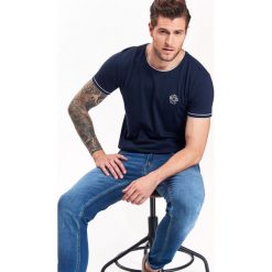 T-SHIRT MĘSKI GŁADKI Z KONTRASTOWYM LAMOWANIEM. Bluzki z długim rękawem TOP SECRET. W wyprzedaży za 19.99 zł.
