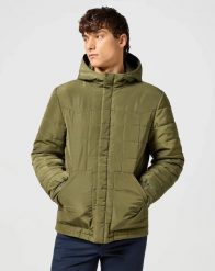 WRANGLER MESKA KURTKA TRANSITIONAL PUFFER IVY GREEN 112357207 W4E2016396. Zielone kurtki przejściowe Wrangler, na zimę, m, bez wzorów, z jeansu, z kapturem. Za 459.99 zł.
