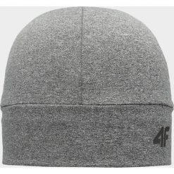 Czapka do biegania uniseks CAU002 - średni szary melanż. Szare czapki zimowe 4F, bez wzorów, z dzianiny. W wyprzedaży za 34.99 zł.