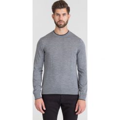 SZARY SWETER EMPORIO ARMANI Z PODWÓJNYMI ŚCIĄCZACZAMI. Szare swetry nierozpinane Emporio Armani, l, bez wzorów, z wełny, bez kołnierzyka, bez ramiączek. Za 404.50 zł.