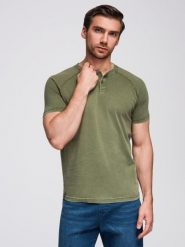 Męski t-shirt z efektem sprania i guzikami przy dekolcie – oliwkowy V4 - Rozmiar: M. Zielone t-shirty Ombre Clothing, m, bez wzorów, z bawełny, bez kołnierzyka, bez ramiączek. Za 149.99 zł.