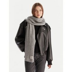 Szalik Calvin Klein. Szare szaliki CALVIN KLEIN, bez wzorów. Za 599.99 zł.