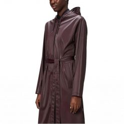 Kurtka RAINS A LINE LONGER W JACKET W3 Bordeaux. Czerwone kurtki Rains, bez wzorów, z syntetyku, bez kaptura. Za 527.10 zł.