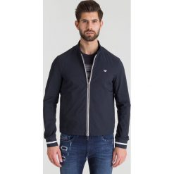 Granatowa męska kurtka Emporio Armani we wzór. Niebieskie kurtki Emporio Armani, na lato, m, z aplikacjami, bez kaptura. Za 531.60 zł.
