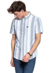 KOSZULA MĘSKA KRÓTKI RĘKAW LEE BUTTON DOWN SS DIPPED BLUE L886NULA 112123685. Niebieskie koszule Lee, l, bez wzorów, z materiału, bez kołnierzyka, bez ramiączek. W wyprzedaży za 59.99 zł.