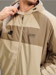 Wodoodporna kurtka color block z kapturem - kremowy. Białe kurtki Sinsay, l, bez wzorów, z kapturem. Za 99.99 zł.