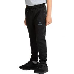 Spodnie treningowe juniorskie Erima Training Pants. Czarne szorty Erima, bez wzorów, sportowe. W wyprzedaży za 127.00 zł.