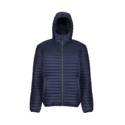 Kurtka puchowa z recyklingowanego poliestru Regatta. Niebieskie kurtki Regatta, bez wzorów, z puchu, bez kaptura. Za 749.99 zł.