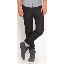 SPODNIE DŁUGIE MĘSKIE. Spodnie materiałowe TOP SECRET. W wyprzedaży za 49.99 zł.