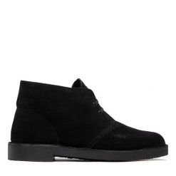 Trzewiki Clarks. Czarne botki sznurowane Clarks, bez wzorów, bez obcasa, bez zapięcia. Za 389.99 zł.