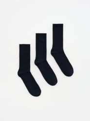 3 pack skarpet z wiskozą - granatowy. Niebieskie skarpety Reserved, bez wzorów, z wiskozy. Za 49.99 zł.
