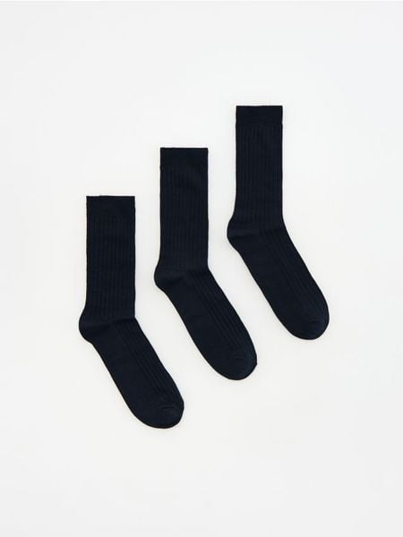 3 pack skarpet z wiskozą - granatowy. Niebieskie skarpety Reserved, bez wzorów, z wiskozy. Za 49.99 zł.