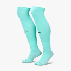 Skarpety piłkarskie Nike Strike Dri-FIT. Czarne skarpety Nike, bez wzorów, z materiału. Za 99.40 zł.