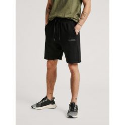 SPODENKI SPORTOWE HUMMEL HMLLEGACY SHORTS. Czarne krótkie spodenki sportowe Hummel, s, bez wzorów, z bawełny. Za 92.00 zł.