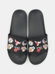 Klapki z aplikacjami 3D NBA - czarny. Czarne klapki Sinsay. Za 39.99 zł.