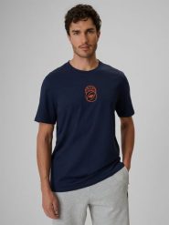 4F T-shirt regular z nadrukiem męski - granatowy L. Niebieskie t-shirty 4F, l, bez wzorów, z bawełny, bez kołnierzyka, bez ramiączek. Za 59.99 zł.