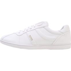 BOSS CASUAL RUMBA TENN Sneakersy niskie white. Buty sportowe casual marki BOSS CASUAL. W wyprzedaży za 575.20 zł.