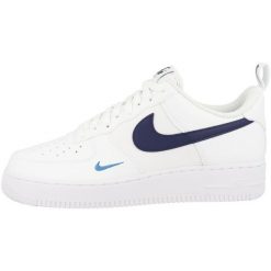 Buty do chodzenia męskie Nike Air Force 1 '07 Low. Białe buty sportowe casual Nike, bez wzorów, z gumy, bez zapięcia, nike air force. Za 549.99 zł.