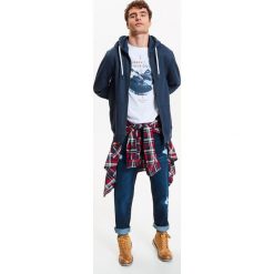 BLUZA MĘSKA ROZPINANA Z KAPTUREM Z APLIKACJĄ. Bluzy marki TOP SECRET. W wyprzedaży za 49.99 zł.