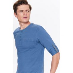T-SHIRT MĘSKI Z WYWIJANYMI RĘKAWAMI. Bluzki z długim rękawem marki TOP SECRET. W wyprzedaży za 24.99 zł.