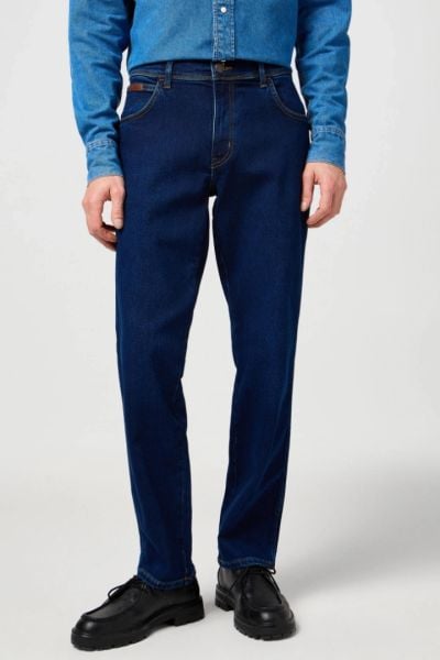 WRANGLER MĘSKIE SPODNIE JEANSOWE TEXAS COSMIC BLUE 112362343. Niebieskie jeansy Wrangler, l. Za 219.99 zł.