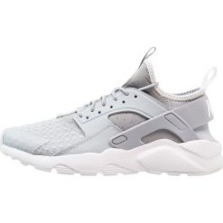 Nike Sportswear AIR HUARACHE RUN ULTRA Tenisówki i Trampki wolf grey/pale grey/white. Buty do biegania marki Nike Sportswear. W wyprzedaży za 466.65 zł.