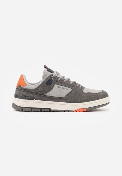 Jasnoszare Buty Sportowe Sneakersy Ozdobione Tłoczeniem i Napisami Hermala. Szare buty sportowe casual Born2be, bez wzorów, z jeansu, bez zapięcia. Za 129.99 zł.