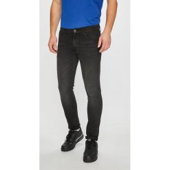 Wrangler - Jeansy Bryson. Jeansy marki Wrangler. W wyprzedaży za 279.90 zł.