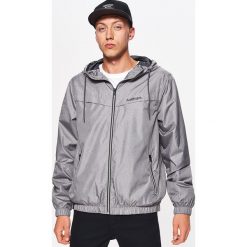 Kurtka typu wiatrówka - Jasny szary. Kurtki marki Under Armour. W wyprzedaży za 49.99 zł.