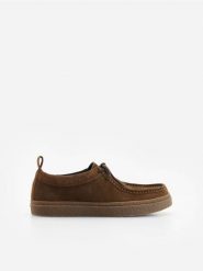 Zamszowe półbuty - brązowy. Brązowe eleganckie półbuty Reserved, bez wzorów, z zamszu, bez obcasa, bez zapięcia. Za 259.99 zł.