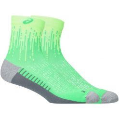 Skarpetki sportowe dla dorosłych Performance Run Quarter Sock. Zielone skarpetki sportowe ASICS, bez wzorów, z materiału. Za 69.99 zł.