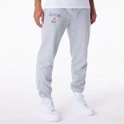 Spodnie męskie New Era NBA Essentials Jogger Los Angeles Lakers. Szare joggery i bojówki New Era, na co dzień, l, bez wzorów, z dresówki, casualowe. Za 252.95 zł.