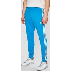 Adidas Originals - Spodnie sportowe. Spodnie materiałowe marki adidas Originals. Za 279.90 zł.