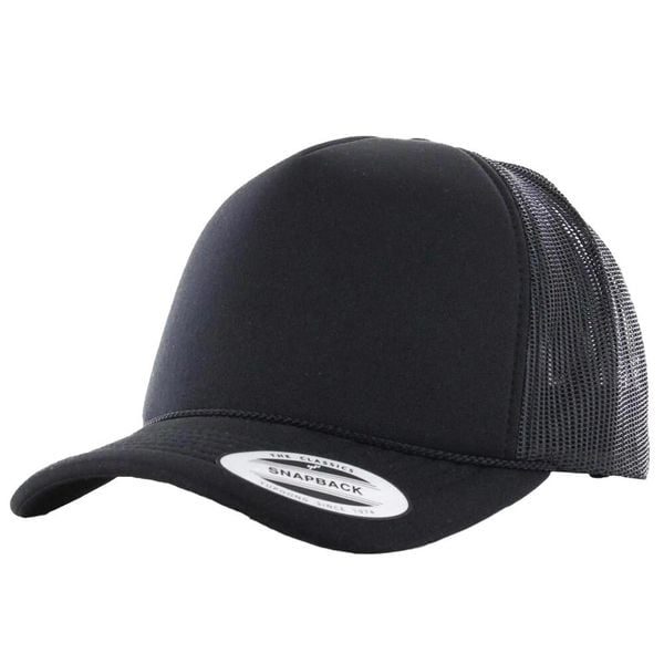 Czapka Z Daszkiem Foam Curved Peak Trucker Cap. Czarne czapki z daszkiem FLEXFIT, bez wzorów, z materiału. Za 49.99 zł.