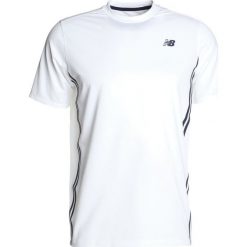 New Balance RALLY COURT CREW Tshirt z nadrukiem white. T-shirty marki New Balance. Za 169.00 zł.