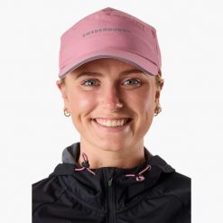 Czapka do biegania unisex Swedemount Ultra Light Running Cap szybkoschnąca. Czerwone czapki z daszkiem SWEDEMOUNT, na wiosnę, bez wzorów. Za 79.99 zł.
