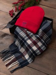 Zestaw prezentowy dla niego w stylu casual – czerwona czapka beanie + szalik w kratę – Z94 - uniwersalny. Czerwone szaliki Ombre Clothing, z aplikacjami, z poliesteru. Za 47.99 zł.
