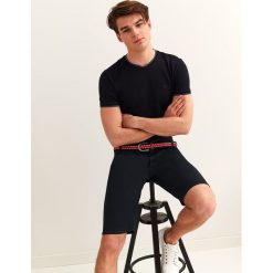 T-SHIRT Z LAMÓWKAMI DOPASOWANY. Niebieskie bluzki z długim rękawem TOP SECRET, l, bez wzorów, z dzianiny, bez kołnierzyka, bez ramiączek. Za 34.99 zł.