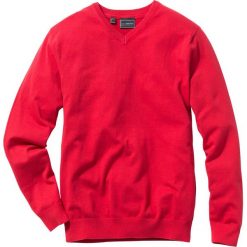 Sweter z dekoltem w serek Regular Fit bonprix czerwony. Swetry nierozpinane marki bonprix. Za 74.99 zł.