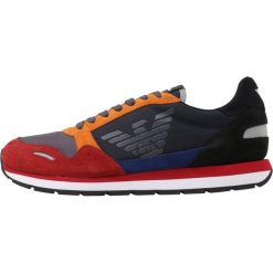 Emporio Armani Sneakersy niskie scarlet/blue/black. Buty sportowe casual marki Emporio Armani. Za 669.00 zł.